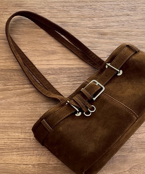 by muni:r（バイ ムニール）の「【着用動画あり・2色展開】バックルスウェードショルダーバッグ/2025 AW COLLECTION（ショルダーバッグ・レディース・ブラウン/バーガンディー・FREE）」の11枚目の写真