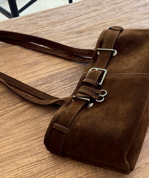 by muni:r（バイ ムニール）の「【着用動画あり・2色展開】バックルスウェードショルダーバッグ/2025 AW COLLECTION（ショルダーバッグ・レディース・ブラウン/バーガンディー・FREE）」の12枚目の写真