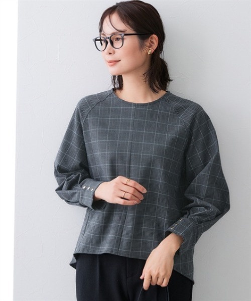 7days Life Styling(セブンデイズライフスタイリング)の「【あったか裏起毛】袖ゴールドボタンストレッチプルオーバーブラウス(シャツ/ブラウス・レディース・ブラック系/チャコール・M/L/LL/3L/4L)」の1枚目の写真