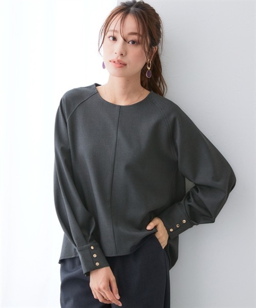 7days Life Styling(セブンデイズライフスタイリング)の「【あったか裏起毛】袖ゴールドボタンストレッチプルオーバーブラウス(シャツ/ブラウス・レディース・ブラック系/チャコール・M/L/LL/3L/4L)」の2枚目の写真