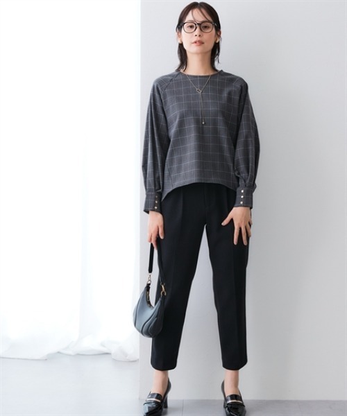 7days Life Styling(セブンデイズライフスタイリング)の「【あったか裏起毛】袖ゴールドボタンストレッチプルオーバーブラウス(シャツ/ブラウス・レディース・ブラック系/チャコール・M/L/LL/3L/4L)」の3枚目の写真