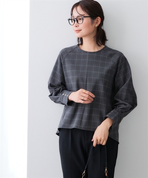 7days Life Styling(セブンデイズライフスタイリング)の「【あったか裏起毛】袖ゴールドボタンストレッチプルオーバーブラウス(シャツ/ブラウス・レディース・ブラック系/チャコール・M/L/LL/3L/4L)」の4枚目の写真