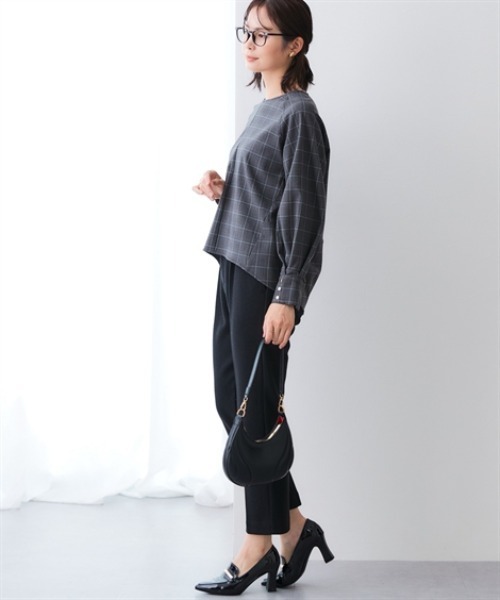 7days Life Styling(セブンデイズライフスタイリング)の「【あったか裏起毛】袖ゴールドボタンストレッチプルオーバーブラウス(シャツ/ブラウス・レディース・ブラック系/チャコール・M/L/LL/3L/4L)」の5枚目の写真