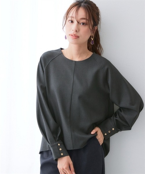 7days Life Styling(セブンデイズライフスタイリング)の「【あったか裏起毛】袖ゴールドボタンストレッチプルオーバーブラウス(シャツ/ブラウス・レディース・ブラック系/チャコール・M/L/LL/3L/4L)」の7枚目の写真