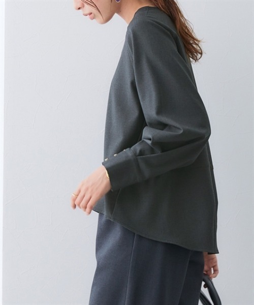 7days Life Styling(セブンデイズライフスタイリング)の「【あったか裏起毛】袖ゴールドボタンストレッチプルオーバーブラウス(シャツ/ブラウス・レディース・ブラック系/チャコール・M/L/LL/3L/4L)」の10枚目の写真