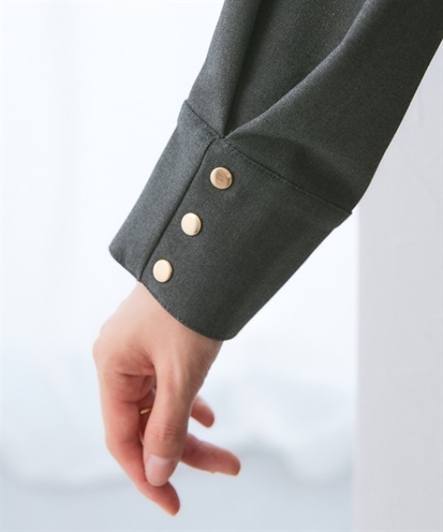 7days Life Styling(セブンデイズライフスタイリング)の「【あったか裏起毛】袖ゴールドボタンストレッチプルオーバーブラウス(シャツ/ブラウス・レディース・ブラック系/チャコール・M/L/LL/3L/4L)」の12枚目の写真
