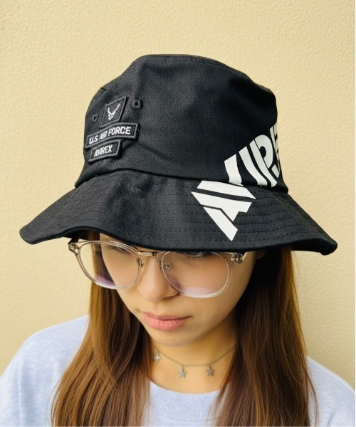 AVIREX(アヴィレックス)の「AVIREX / AX DIAGONAL LOGO BUCKET HAT / 81264100(ハット・メンズ・ブラック・FREE)」の1枚目の写真