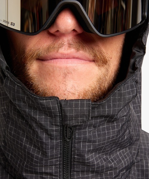 Quiksilver（クイックシルバー）の「HIGH IN THE HOOD JK/クイックシルバーナイロンジャケット（マウンテンパーカー・メンズ・ブラック/ベージュ/レッド・MEDIUM/LARGE/X-LARGE/X-SMALL/SMALL）」の8枚目の写真