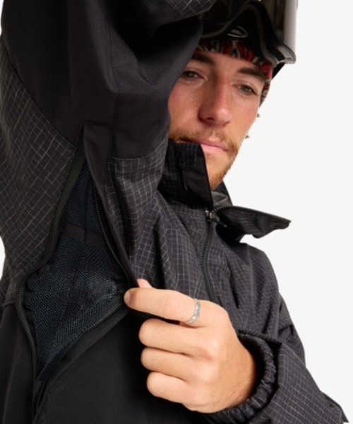 Quiksilver（クイックシルバー）の「HIGH IN THE HOOD JK/クイックシルバーナイロンジャケット（マウンテンパーカー・メンズ・ブラック/ベージュ/レッド・MEDIUM/LARGE/X-LARGE/X-SMALL/SMALL）」の7枚目の写真