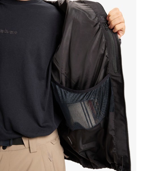 Quiksilver（クイックシルバー）の「HIGH IN THE HOOD JK/クイックシルバーナイロンジャケット（マウンテンパーカー・メンズ・ブラック/ベージュ/レッド・MEDIUM/LARGE/X-LARGE/X-SMALL/SMALL）」の6枚目の写真