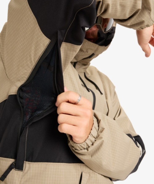 Quiksilver（クイックシルバー）の「HIGH IN THE HOOD JK/クイックシルバーナイロンジャケット（マウンテンパーカー・メンズ・ブラック/ベージュ/レッド・MEDIUM/LARGE/X-LARGE/X-SMALL/SMALL）」の21枚目の写真