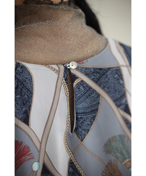 重なるデザインのスカーフ柄エアリーチュニック（チュニック）｜CAWAII