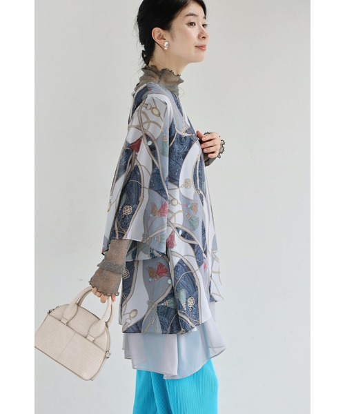 新作10月14日 重なるデザインのスカーフ柄エアリーチュニック cawaii wkj00280 S~2L対応 大人女子 軽やか 薄手 体型カバー 会社  デイリー フレア シフォン生地 2重仕立て グレー 楽々 レディース ファッション 大人 ママ ミセス 30代 40代 50代 60代 重なるデザインのスカーフ柄エアリーチュニック（チュニック）｜CAWAII