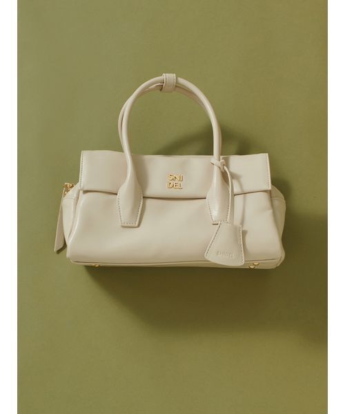 SNIDEL(スナイデル)の「フラップボストンバッグ(ボストンバッグ・レディース・アイボリー/ブラック/キャメル/イエロー・F)」の2枚目の写真