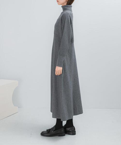 URBAN RESEARCH ROSSO WOMEN（アーバンリサーチ　ロッソ）の「『WEB限定』タートルネックデザインスリーブワンピース（ワンピース・レディース・グレー/ダークブラウン/レッド/ネイビー・FREE）」の5枚目の写真