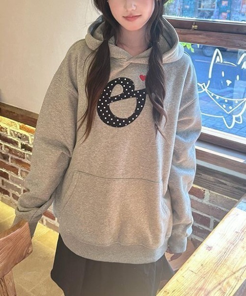 SHEENA(シーナ)の「ドット柄ワッペン刺繍ロゴオーバーサイズパーカー(パーカー・レディース・ネイビー/グレー・M)」の3枚目の写真