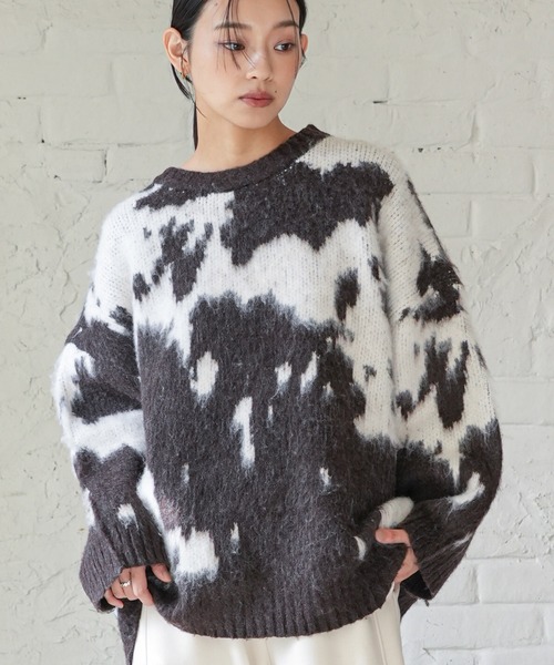 mili an deni（ミリアンデニ）の「カウ柄シャギーニットプルオーバー（ニット/セーター・レディース・チャコールグレー/ブラウン・M）」の2枚目の写真