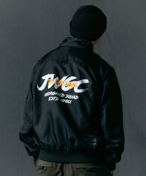 JAMIE WEST(ジェイミーウエスト)の「JWGC スタンドカラーウィンドブレーカー (ブラック)(ナイロンジャケット・レディース・その他・LARGE/X-LARGE/MEDIUM)」の2枚目の写真