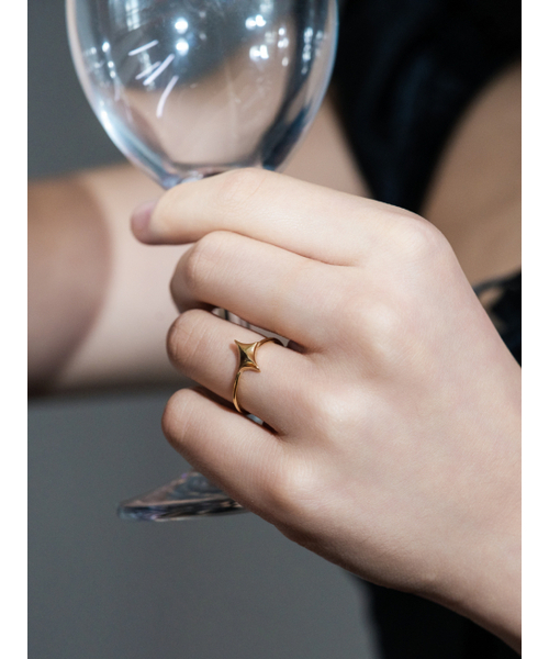 OVERGREY(オーバー グレイ)の「Headlight Ring 2 - Gold(リング・レディース・その他・10号/12号/11号/9号/8号/13号/16号/14号/17号/18号/19号/7号/20号/15号)」の1枚目の写真
