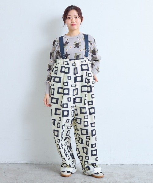 MARKEY'S（マーキーズ）の「ツイル総柄エヴォルブサロペット/おとな（サロペット/オーバーオール・レディース・イエロー系その他/ブラック系その他/グリーン系その他/レッド系その他・160cm）」の2枚目の写真
