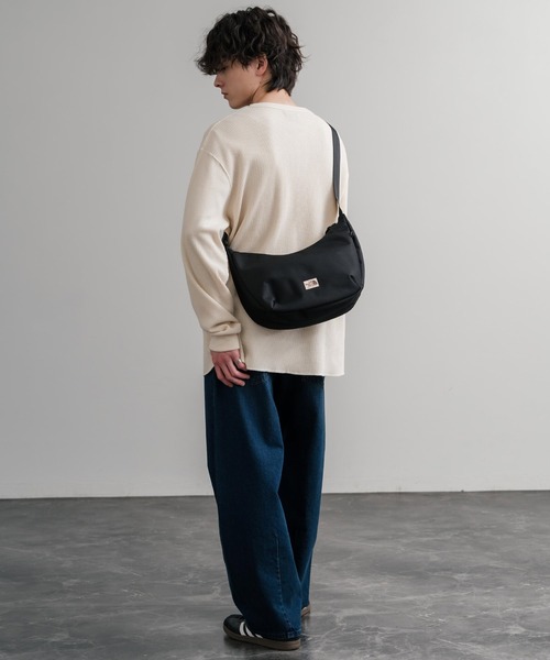 THE NORTH FACE(ザノースフェイス)の「新色追加 日本未展開モデル WHITE LABEL THE NORTH FACE STANDARD HOBO BAG S ショルダーバッグ(ショルダーバッグ・メンズ・ブラック/クリーム・FREE)」の5枚目の写真