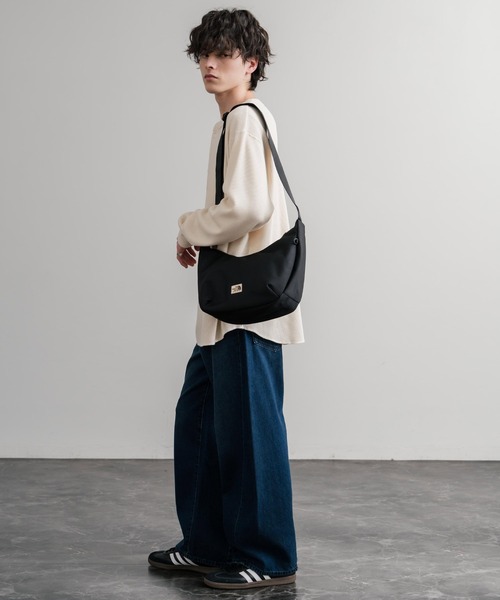 THE NORTH FACE(ザノースフェイス)の「新色追加 日本未展開モデル WHITE LABEL THE NORTH FACE STANDARD HOBO BAG S ショルダーバッグ(ショルダーバッグ・メンズ・ブラック/クリーム・FREE)」の6枚目の写真