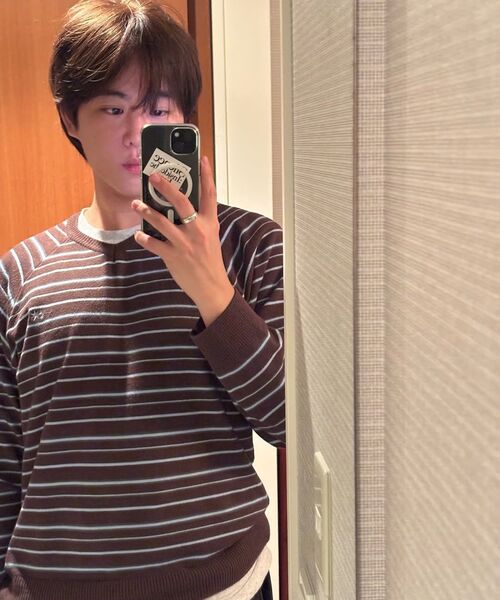 NICE GHOST CLUB(ナイスゴーストクラブ)の「MULTI STRIPE 3STAR V NECK KNIT_BROWN(NG2GSUM600A)(ニット/セーター・レディース・ブラウン・SMALL/MEDIUM/LARGE)」の11枚目の写真