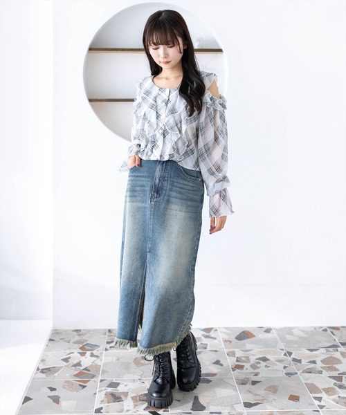 clear（クリア）の「【低身長対応／サイズ展開あり】裾フリンジラインストーンポケットデニムスカート（スカート・レディース・ブルー/ライトブルー・PS/S/M）」の3枚目の写真