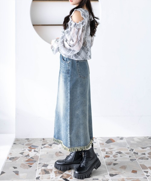 clear（クリア）の「【低身長対応／サイズ展開あり】裾フリンジラインストーンポケットデニムスカート（スカート・レディース・ブルー/ライトブルー・PS/S/M）」の4枚目の写真