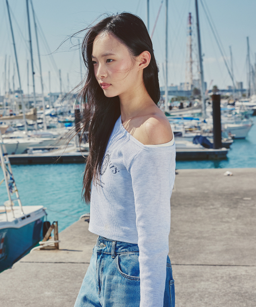 AFTERHOURS(アフターアワーズ)の「GRAPHIC ONE SHOULDER WAFFLE TOP (WHITE MELANGE)(Tシャツ/カットソー・レディース・ライトグレー・FREE)」の2枚目の写真