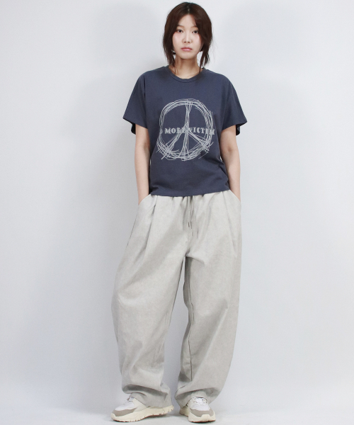 DEMARC(ドゥマーク)の「Grunge washing side one tuck curved wide pants Gray(その他パンツ・レディース・グレー・MEDIUM/LARGE)」の4枚目の写真