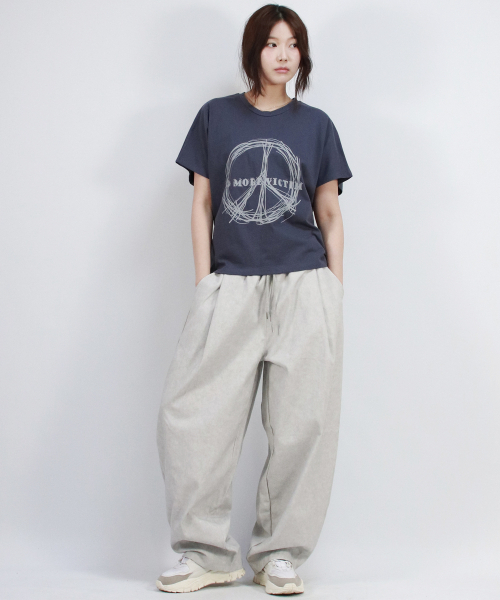 DEMARC(ドゥマーク)の「Grunge washing side one tuck curved wide pants Gray(その他パンツ・レディース・グレー・MEDIUM/LARGE)」の5枚目の写真