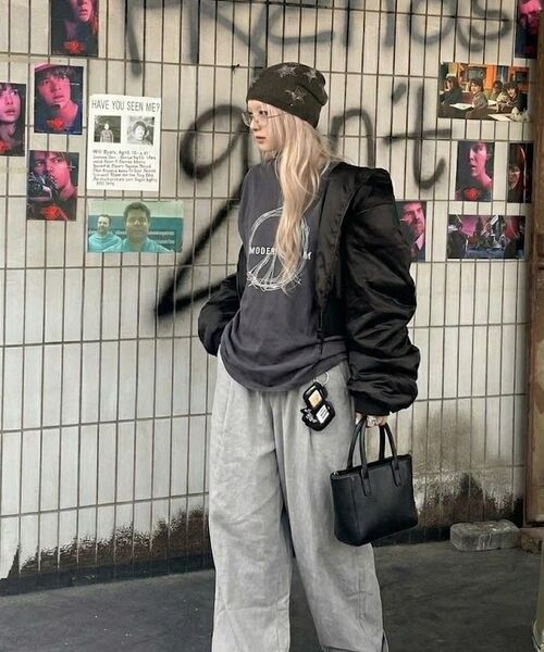 DEMARC(ドゥマーク)の「Grunge washing side one tuck curved wide pants Gray(その他パンツ・レディース・グレー・MEDIUM/LARGE)」の11枚目の写真