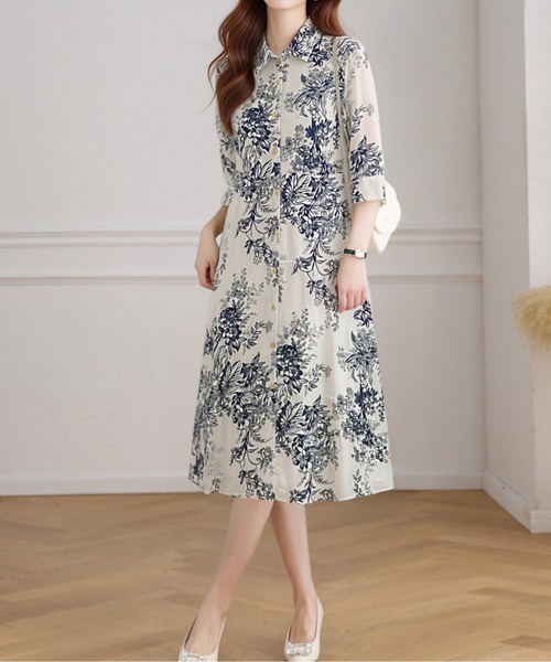 LUCPY（ラクピー）の「モノトーンフラワーシャツワンピース（ワンピース・レディース・ブルー・X-LARGE/LARGE/MEDIUM/SMALL）」の4枚目の写真