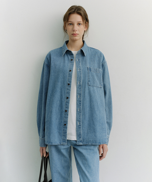 DUNST(ダンスト)の「UNISEX OVERSIZED DENIM SHIRT_UDSH6A102_LIGHT BLUE(シャツ/ブラウス・レディース・スカイブルー・X-SMALL/SMALL/LARGE/X-LARGE/MEDIUM)」の1枚目の写真