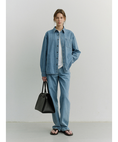 DUNST(ダンスト)の「UNISEX OVERSIZED DENIM SHIRT_UDSH6A102_LIGHT BLUE(シャツ/ブラウス・レディース・スカイブルー・X-SMALL/SMALL/LARGE/X-LARGE/MEDIUM)」の2枚目の写真