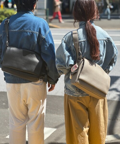 BEARDSLEY(ビアズリー)の「《4/8(水)12:00予約開始》《本革》ラージレザーボディバッグ(ショルダーバッグ・レディース・グレー系その他/ブラック・FREE)」の2枚目の写真