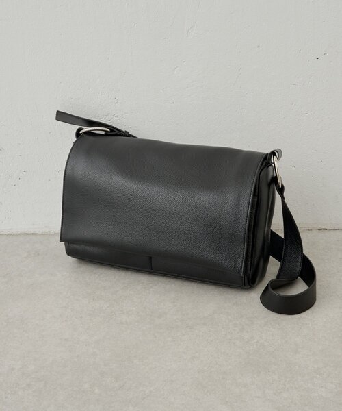 BEARDSLEY(ビアズリー)の「《4/8(水)12:00予約開始》《本革》ラージレザーボディバッグ(ショルダーバッグ・レディース・グレー系その他/ブラック・FREE)」の1枚目の写真