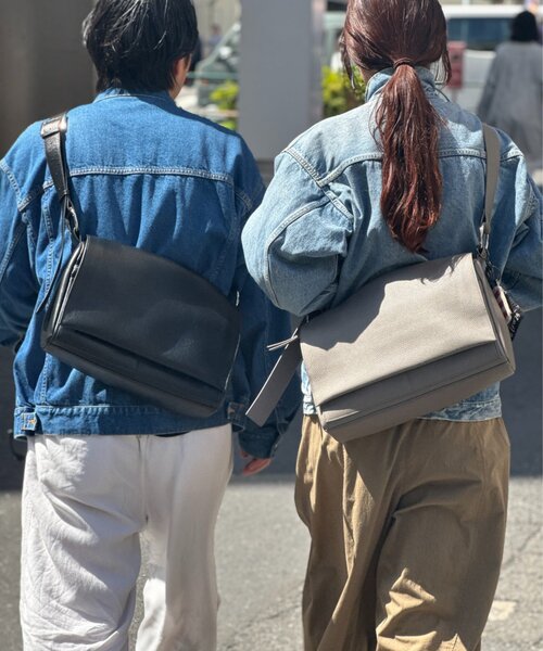 BEARDSLEY(ビアズリー)の「《4/8(水)12:00予約開始》《本革》ラージレザーボディバッグ(ショルダーバッグ・レディース・グレー系その他/ブラック・FREE)」の3枚目の写真