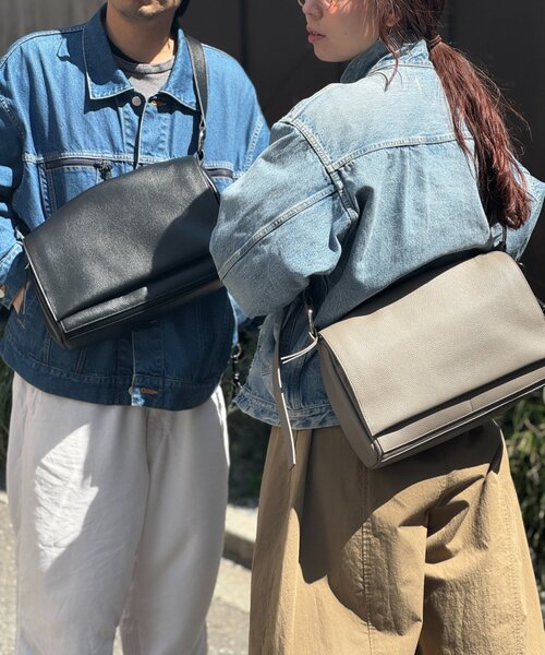 BEARDSLEY(ビアズリー)の「《4/8(水)12:00予約開始》《本革》ラージレザーボディバッグ(ショルダーバッグ・レディース・グレー系その他/ブラック・FREE)」の4枚目の写真