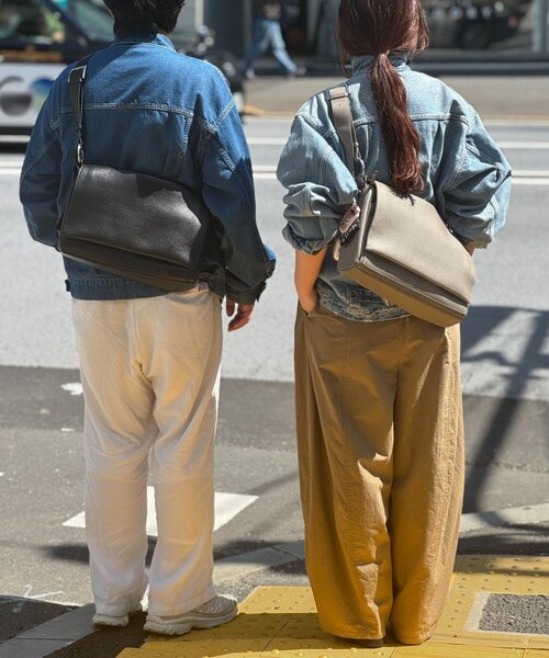 BEARDSLEY(ビアズリー)の「《4/8(水)12:00予約開始》《本革》ラージレザーボディバッグ(ショルダーバッグ・レディース・グレー系その他/ブラック・FREE)」の5枚目の写真