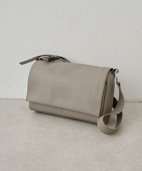 BEARDSLEY(ビアズリー)の「《4/8(水)12:00予約開始》《本革》ラージレザーボディバッグ(ショルダーバッグ・レディース・グレー系その他/ブラック・FREE)」の6枚目の写真