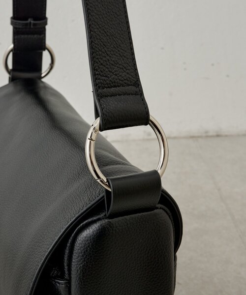 BEARDSLEY(ビアズリー)の「《4/8(水)12:00予約開始》《本革》ラージレザーボディバッグ(ショルダーバッグ・レディース・グレー系その他/ブラック・FREE)」の14枚目の写真