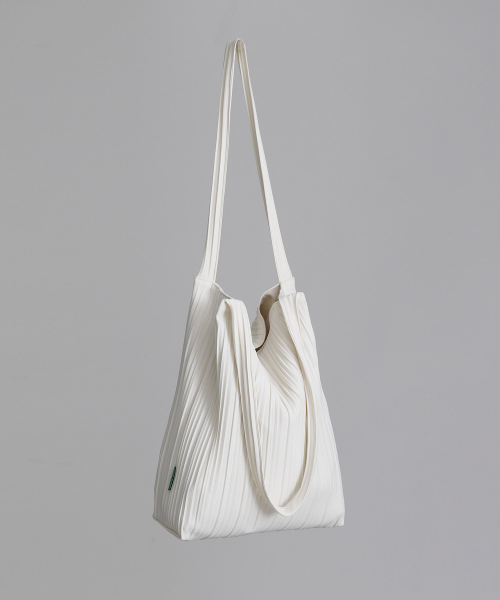 GREEN STUFF(グリーンスタッフ)の「boxy bag 53 - random pleats black(エコバッグ/サブバッグ・レディース・その他・FREE)」の2枚目の写真