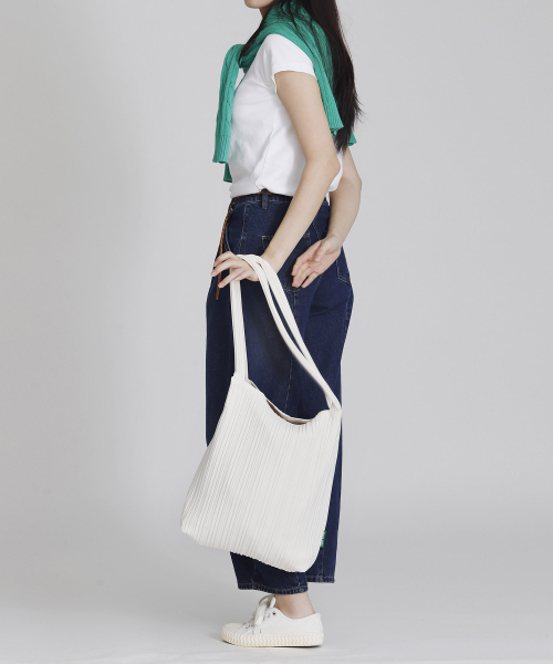 GREEN STUFF(グリーンスタッフ)の「boxy bag 53 - random pleats black(エコバッグ/サブバッグ・レディース・その他・FREE)」の4枚目の写真