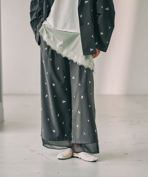 LEPSIM(レプシィム)の「《オフィスライン》刺繍ワイドパンツ 638384(その他パンツ・レディース・チャコールグレー/ライトベージュ・FREE)」の2枚目の写真