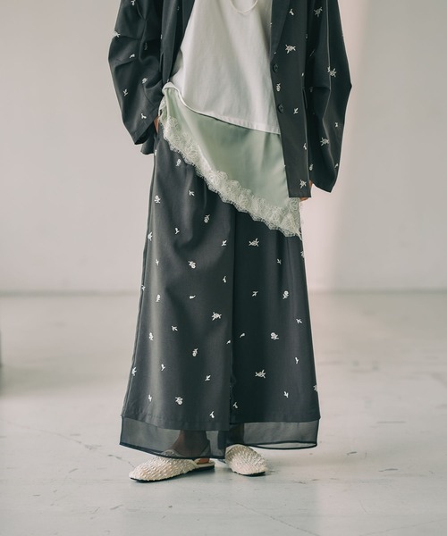 LEPSIM(レプシィム)の「《オフィスライン》刺繍ワイドパンツ 638384(その他パンツ・レディース・チャコールグレー/ライトベージュ・FREE)」の3枚目の写真