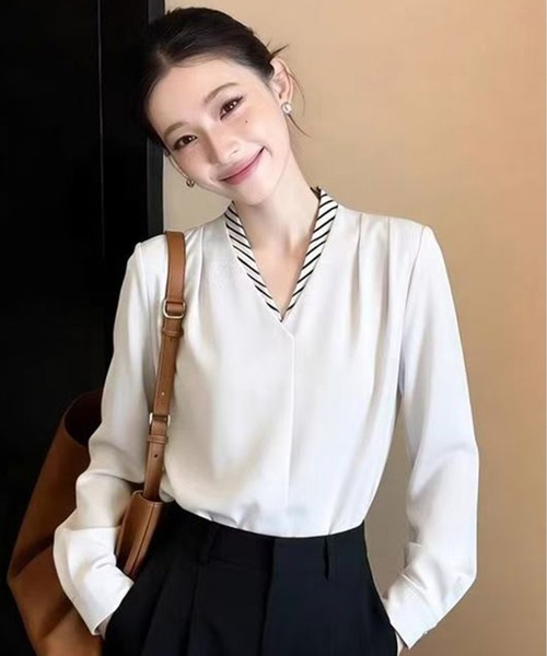 AsheKsha(アシクシャ)の「クラシックなストライプ切り替えVネックフェイクレイヤードシャツ(シャツ/ブラウス・レディース・ホワイト/ベージュ/ブラック・M)」の1枚目の写真