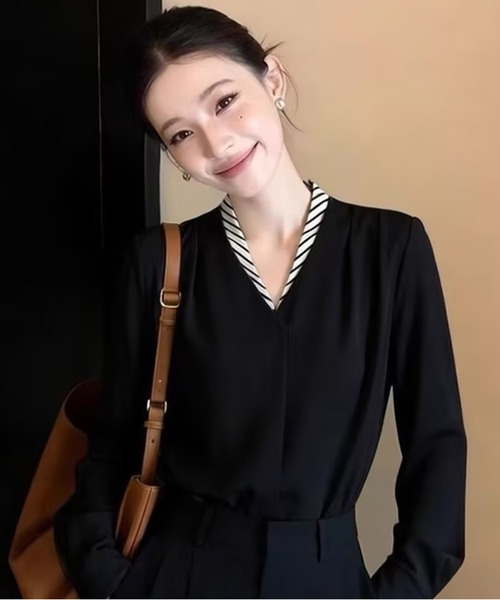 AsheKsha(アシクシャ)の「クラシックなストライプ切り替えVネックフェイクレイヤードシャツ(シャツ/ブラウス・レディース・ホワイト/ベージュ/ブラック・M)」の2枚目の写真
