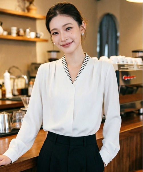 AsheKsha(アシクシャ)の「クラシックなストライプ切り替えVネックフェイクレイヤードシャツ(シャツ/ブラウス・レディース・ホワイト/ベージュ/ブラック・M)」の5枚目の写真